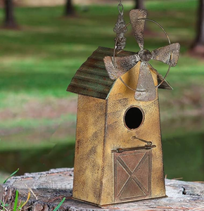 Una casa para pájaros de metal de estilo único con forma de regadera con punta con patrones florales en relieve, que ofrece una decoración creativa para el jardín - Product Image 4