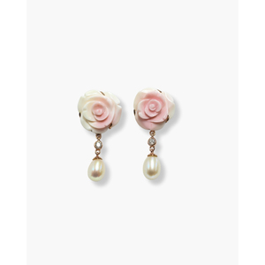Pendientes de Perlas con Rosa Tallada y Detalles de Perlas - Product Image 1