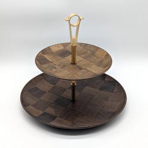 Exhibidor de Postres de Madera Premium de 2 Niveles con Diseño a Cuadros y Asa Dorada, Ideal para Fiestas y Eventos en el Hogar - Product Image 1