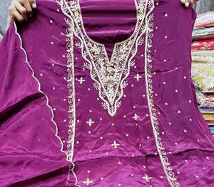 Beaux costumes indiens non cousus brodés à la main pour les femmes pour les fêtes de style traditionnel - Product Image 1