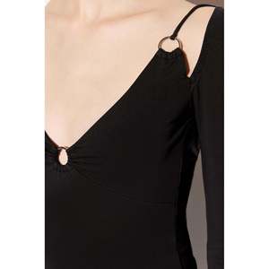 Chemise à épaules dénudées décontractée avec logo brodé devant, col rond à volants, décoration en dentelle, satin de soie, mousseline de soie, tricot, fête, automne, printemps - Product Image 5