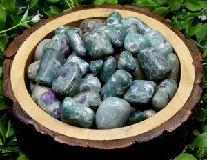 คริสตัลฟูชิเต้ทับทิมธรรมชาติขัดเงาอย่างสวยงาม สีขาวสไตล์ฮวงจุ้ย ขนาด 15-30 มม. สำหรับสะสมและทำสมาธิ - Product Image 1