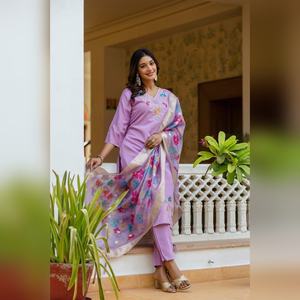 ชุดคุर्ติผ้าวิสโคสแบบดีไซน์พิเศษ พร้อมงานปักลูกปัดและผ้าคลุมไหล่ผ้าออร์แกนซ่าลายแจ็คการ์ด สำหรับงานแต่งงาน - Product Image 6