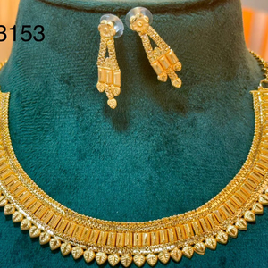 Collier et boucle d'oreille en or 24 carats élégant serti d'un design complexe en forme de poire. - Product Image 1