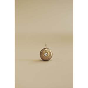 Colgante y Amuleto Redondo Vintage con Diamantes Abombados, Diseño Retro Elegante - Product Image 1