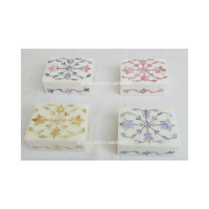 Boîte à bijoux rectangulaire en marbre blanc naturel avec incrustation de fleurs faites à la main et de nacre, pour ranger les colliers - Product Image 1