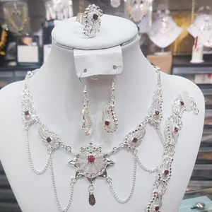 ต่างหูวินเทจสไตล์ดูไบ ลายดอกไม้ประดับมุกเทียม วัสดุทองแดง เหมาะสำหรับใส่ในชีวิตประจำวัน ของขวัญวันครบรอบที่สมบูรณ์แบบ - Product Image 1