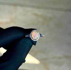 Anillo de Compromiso Fino de Plata de Ley 925 con Baño de Rodio y Diamantes, con Ópalo Etíope Facetado Natural y Zafiro Azul - Product Image 3