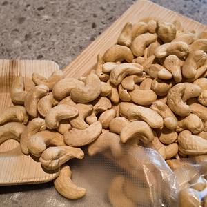 Noix de cajou blanches naturelles W450 du Vietnam avec certification biologique USDA / UE pour la production de collations - Product Image 1