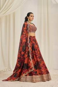 Lehenga de organza con estampado floral con Zari, Dori, Sequin Work | Lehenga semicosido, blusa descosida y Dupatta bordada - Product Image 3