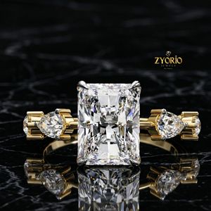 Anillo de Compromiso de Oro de 18K con Diamante de Corte Radiante, Anillo de Novia de Lujo con Tres Piedras Laterales en Forma de Pera - Product Image 4