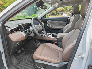 SUV compact haut de gamme 2024, toutes options, automatique, 5 places, modèle haut de gamme, à vendre - Product Image 2