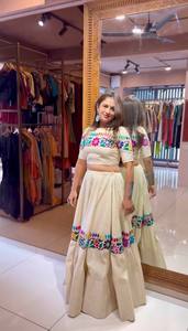 Eleva tu estilo Navratri con un exquisito lehenga de otros materiales y un intrincado trabajo de bordado Gamathi, ropa moderna para fiestas. - Product Image 2