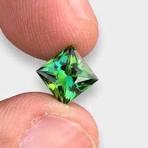 Pierre précieuse naturelle de tourmaline 2.0 CT sans défaut, provenance Afghanistan, excellente taille princesse, couleur verte, taille diamant carrée, pierre précieuse carrée non montée - Product Image 4
