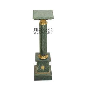 Socle classique en marbre vert jade avec colonne cannelée et capitale en laiton doré - Product Image 1
