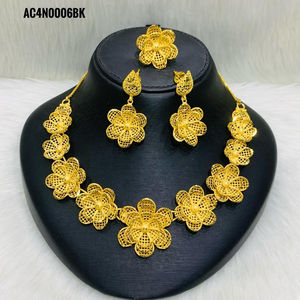 สร้อยคอจี้ทองเหลืองชุบทอง24K สำหรับผู้หญิงดีไซน์ใหม่กล่องลายดอกไม้เครื่องประดับแฟชั่นสำหรับงานแต่งงาน - Product Image 1