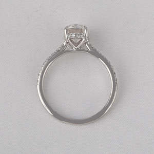 Bague de fiançailles en or blanc 18 carats avec diamant de laboratoire taille ovale et pierres d'appoint taille ronde, bague glamour en diamant de laboratoire - Product Image 5