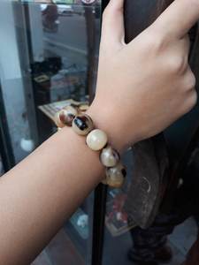 Bracelet de perles de corne de buffle fabriqué à la main durable et Design unique design naturel une touche ethnique rustique à toute tenue ou style - Product Image 5