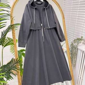 ชุดเดรสฮู้ดดี้ลำลองสำหรับผู้หญิง แขนยาว ผ้าฟลีซทรงโอเวอร์ไซส์ มีโลโก้ด้านหลัง ขายส่ง ไซส์พลัส สำหรับฤดูใบไม้ร่วง แบบ 2 ชิ้น - Product Image 4