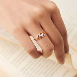 แหวนมอสซาไนต์ทรงเล็กหลายชั้น 18K โรสโกลด์ สำหรับผู้หญิง ทรงกลม ความใส VVS VS ดีไซน์หรูหรา สง่างาม แหวนครบรอบแต่งงานหลายชั้น - Product Image 1