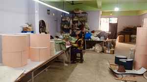 โคมไฟข้างเตียง USB พร้อมที่คลุมไฟผ้าลินินสีเทาโป๊ะสี่เหลี่ยม - Product Image 4