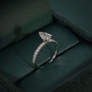 แหวนหมั้นเพชรทรงลูกแพร์ 2 กะรัต ความใส VVS ได้รับการรับรองจาก IGI เพชรเพาะเลี้ยงในห้องปฏิบัติการ ดีไซน์แบบ Halo ซ่อน ปรับแต่งได้ ทอง 18K แท้ - Product Image 4