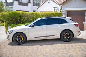 Portaequipajes Metálico Automático para A-U-D-I-I e-t-r-on 2022 con Asientos de Cuero, Batería de Litio y Características Premium - Product Image 5