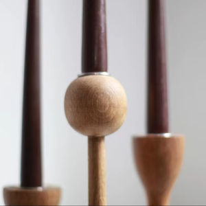 Candelabro de madera bellamente tallado con un aspecto premium, ideal para bodas de estilo vintage y decoración elegante del hogar. - Product Image 1