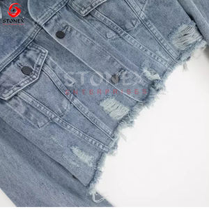 Chaqueta vaquera con cuello vuelto clásica informal recortada para mujer con logotipo personalizado, Chaqueta vaquera azul lavada con bolsillos abotonados para mujer - Product Image 3