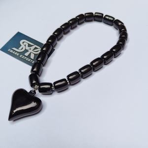 Collier en résine artisanal chic blanc et noir avec fermoir magnétique, pendentif cœur, perles épaisses, modèle et style ange pour femmes - Product Image 4