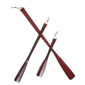 Ensemble de 3 élévateurs à chaussures longs en bois de designer, poignées ergonomiques élégantes, finition polie, parfait pour la maison, les voyages ou comme cadeau, en provenance d'Inde - Product Image 1