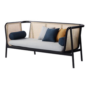 โซฟากรอบสีดำหรูหราพร้อมแผงไม้สานมือและเบาะสีเทานุ่ม2-Seater ทันสมัยสำหรับการใช้ชีวิตในเมืองที่ทันสมัย - Product Image 2