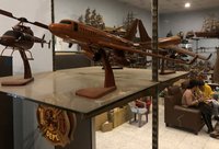 Modèle d'avion d'artisanat en bois taille personnalisée/hélicoptère en bois fusée avion militaire qualité supérieure de l'usine du Vietnam