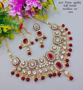Ensemble de collier ras du cou indien de luxe Kundan avec boucles d'oreilles en perles plaqué or Maang Tikka pour les mariages, les fiançailles, les fêtes, style classique - Product Image 3