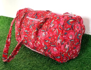 Bolsa de Deporte de Algodón de Lujo Hecha a Mano con Diseño Floral Rojo, Bolsa de Viaje Acolchada y Resistente para Uso Diario y Regalo - Product Image 4