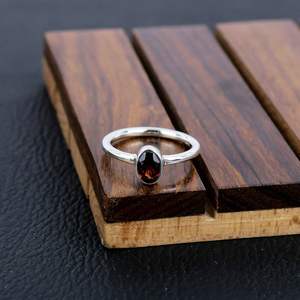 Bague classique en argent sterling 925 avec pierre précieuse grenat taille ovale, design unisexe pour les amoureux, idéale pour les mariages, les fêtes et les cadeaux d'anniversaire - Product Image 1