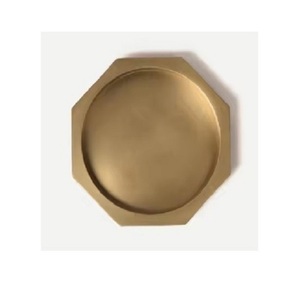 ชุดจานรองแก้วทองเหลืองแข็งดีไซน์โบราณถาดรองแก้วทรงกลมหรูหราสำหรับบาร์และร้านกาแฟโลโก้แบบกำหนดเองและราคาจำนวนมาก - Product Image 1