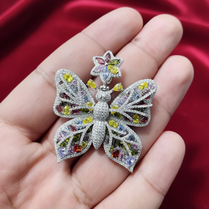 Collier ras du cou de luxe glacé pour femme avec pendentif papillon argenté et diamant moissanite coloré, motif floral sur le dessus - Product Image 1