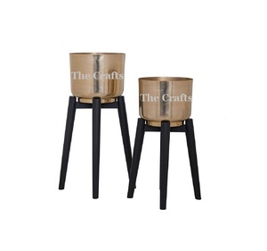Macetas de flores pulidas de oro metálico con soporte de hierro Macetas de calidad superior para uso en hoteles y bodas - Product Image 1