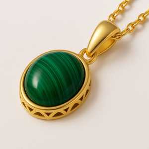 Pendentif minimaliste élégant en malachite naturelle en or 14 carats avec pierres précieuses plaqué rhodium Bijoux de déclaration indiens - Product Image 4