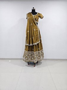 Lehenga Choli en soie traditionnel avec un élégant chemisier et un dupatta pour femmes, idéal pour les mariages, les célébrations et les fêtes, en solde ! - Product Image 5