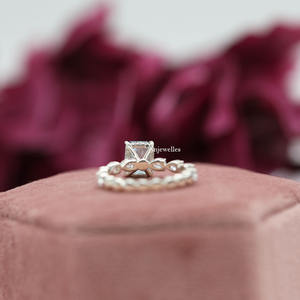 Radiant, Pear Cut Lab Grown Diamond Pave Setting Anillo de compromiso Lujoso anillo de compromiso de oro sólido de 14K para mujer - Product Image 3