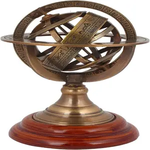 Esfera de astrolabio armilar antigua de 5 "hecha de latón y base de madera Regalos rústicos de decoración del hogar vintage