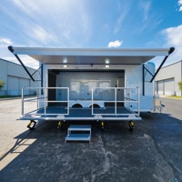 Remorque alimentaire personnalisable vierge et fermée, idéale pour les événements extérieurs et le transport de marchandises