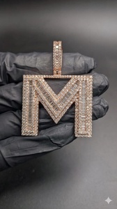 จี้เพชรโมอิสซาไนต์ VVS แบบ Iced Out เงินแท้ 925 สั่งทำตัวอักษรได้ สไตล์ฮิปฮอป หรูหรา เหมาะสำหรับงานปาร์ตี้ ใส่ได้ทั้งชายและหญิง - Product Image 4
