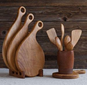 Grande planche à pizza ronde en bois naturel faite à la main avec rainure à jus Plateau de service en bois rustique pour pizza et collations - Product Image 6