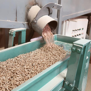 Granulés de bois de biomasse industrielle en vrac avec faible teneur en cendres et valeur thermique élevée, parfaits pour la production d'électricité et le chauffage - Product Image 2