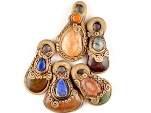 Mélange naturel de pierres précieuses en argile polymère visage concepteur fait à la main pierre précieuse de guérison cristal ethnique pendentif bijoux anciens pendentif pierre - Product Image 5