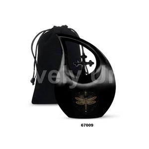 Urne adulte de crémation de libellule de goutte de larme de croix noire pour les cendres humaines avec le sac libre de velours - Product Image 1