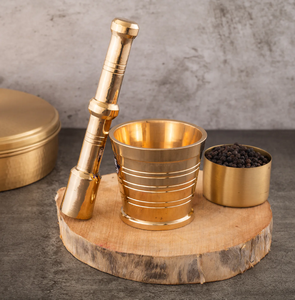 Mortero y pilón de latón vintage con patrón tallado detallado y soporte. Artículo coleccionable, disponible a precios de mayoreo. - Product Image 4